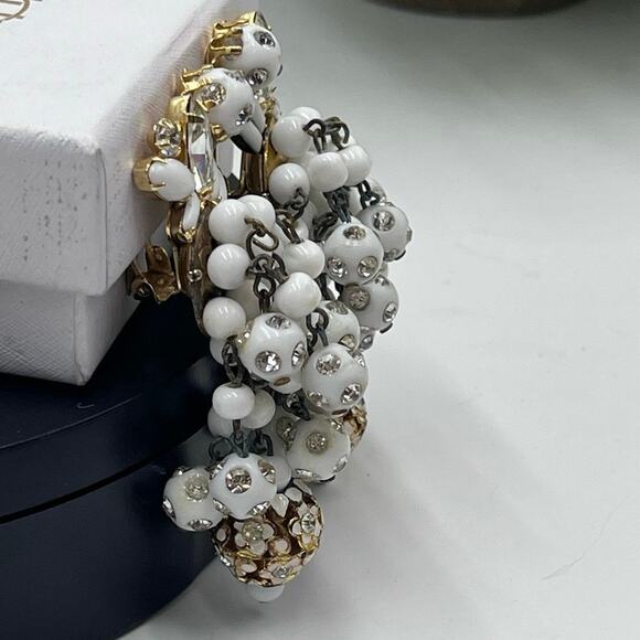 Hattie Carnegie Vintage Signed White Beaded Cluster Cha Cha Clip On Earrings - Picture 6 of 14